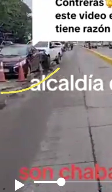 ElOsogonzalez's tweet photo. @JostrackHN Creí que era La Queso por la forma como se expresa. Ok el problema es que la acera peatonal esta ocupada por carros que están mal parqueados. El puente peatonal no tiene nada que ver si no el paso al peatón. Ya el carro con el Carter dañado es falta de ácido folico. https://t.co/1tZxJPqCru
