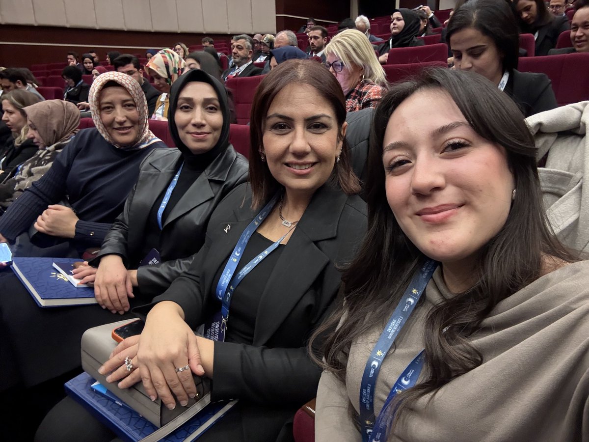 denizliakgenc's tweet photo. 📍AK Parti Genel Merkez

Gençlik Kolları İl Sekreterimiz Sude Yetiş, Ana Kademe İl Sekreterimiz Hilal Tütüncü ve Kadın Kolları İl Sekreterimiz Raziye Darıcı; Genel Başkan Yardımcımız, Genel Sekreterimiz @eyupkadirinan riyasetinde gerçekleşen Genişletilmiş İl Sekreterleri toplantısına katılım sağladılar.

Toplantının hayırlara vesile olmasını temenni ediyoruz.