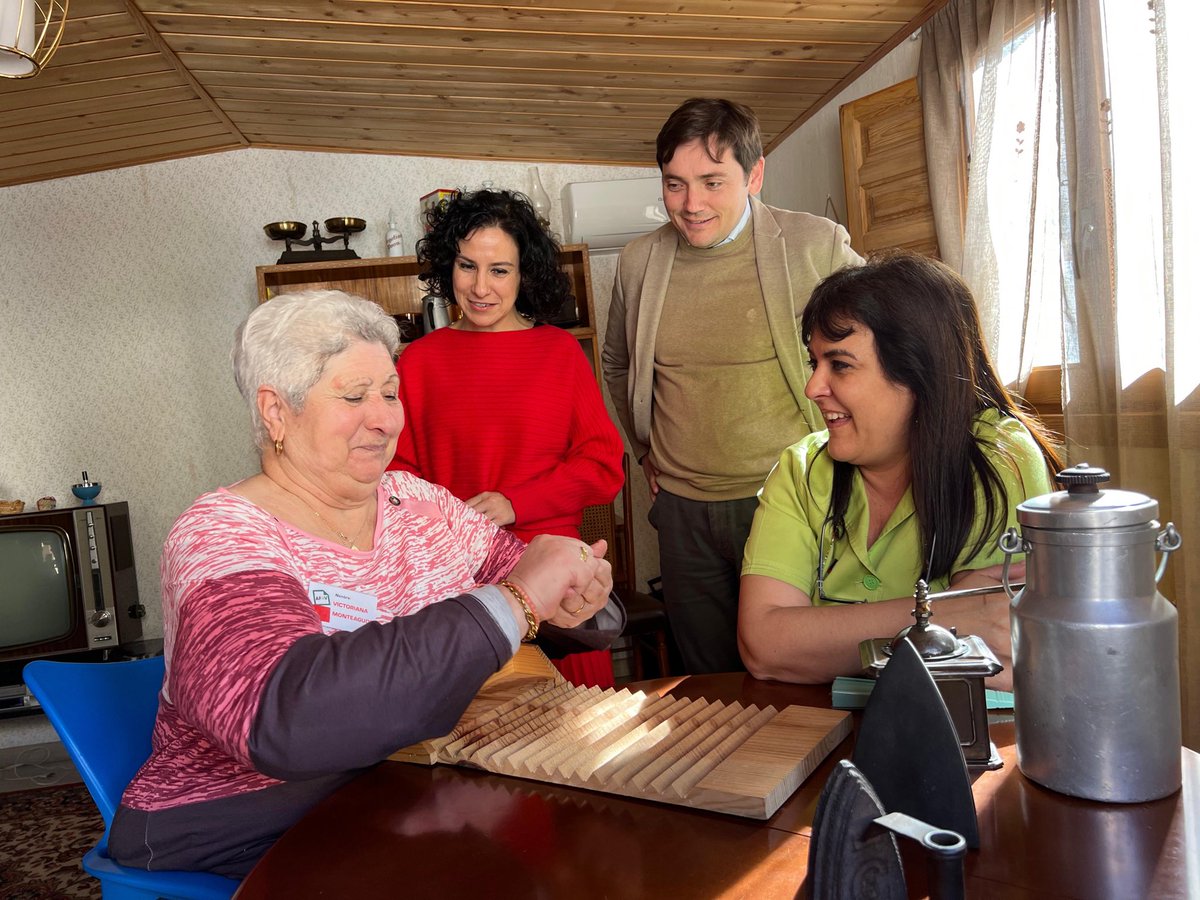 afavalencia's tweet photo. La consellera de Servicios Sociales, Elena Albalat; el secretario autonómico, Ignacio Grande; la DG de Dependencia, 
Beatriz Simó, y el DG de Gestión del Sistema Sociosanitario, José Vicente Anaya, han visitado el centro de día terapéutico de @afavalencia en Benicalap. https://t.co/SaoOOArt7K