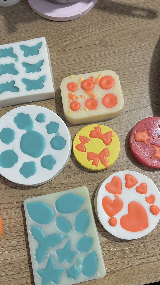 luminolier's tweet photo. Dışarıda bardaktan boşalırcasına yağmur yağıyor, içeride ise sadece eriyen soya wax’ın ve kavanozlara dolan huzurun sesi var... Bugün Luminolier atölyesinde üretim günüydü. Yağmurun sakinliği sanki her bir muma işledi. 🌧️🕯️ https://t.co/FNzo81kAJe