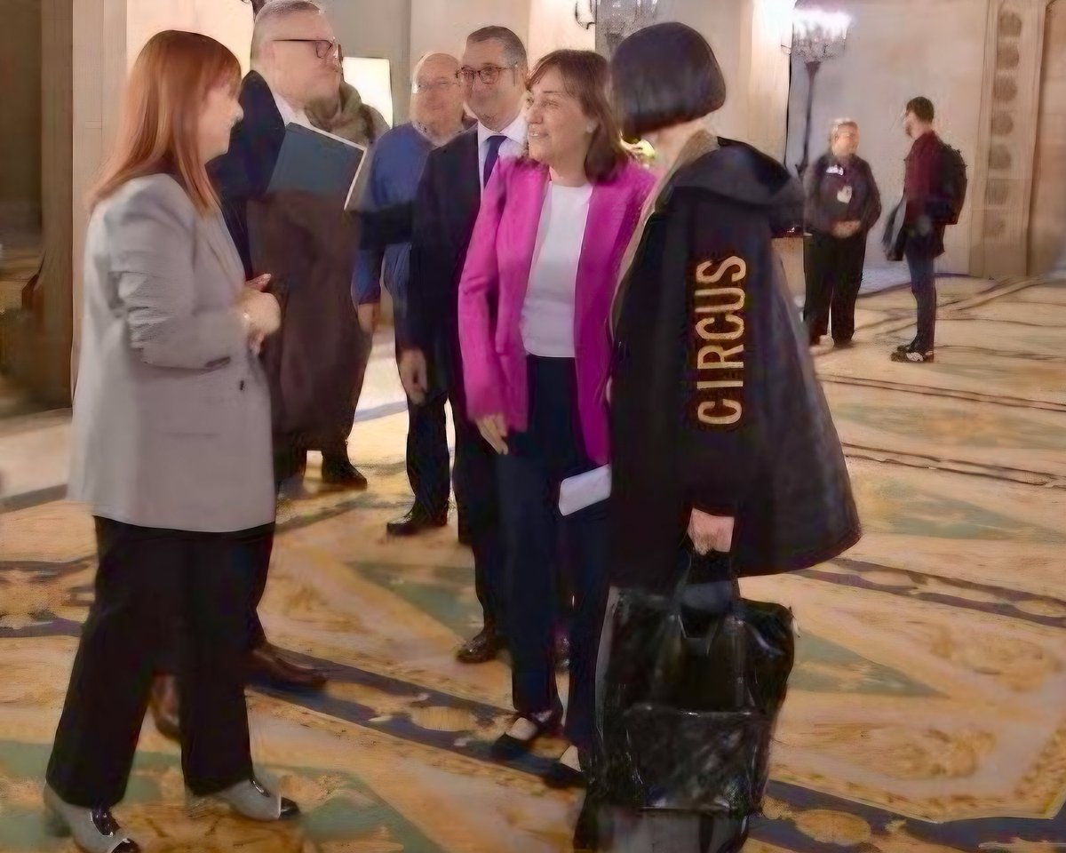 "Quan un pallasso es muda a un palau, no es converteix en rei. El palau es converteix en un circ” 
Proverbi Turc