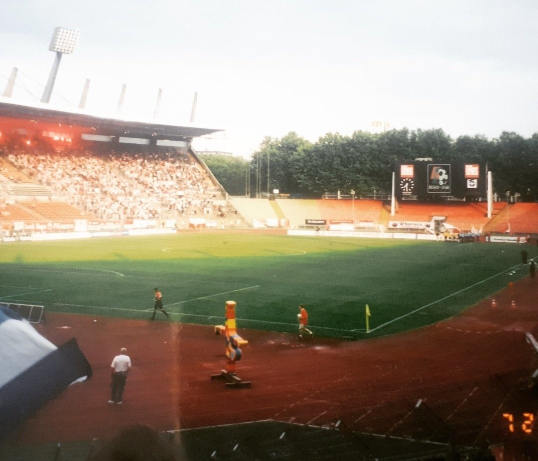 'Ein Kölsch, bitte!'🥴

Freitag 27.07.2001
Regionalliga Nordost
Fortuna Düsseldorf gegen Chemnitzer FC
Rheinstadion Düsseldorf
Nur für dich magischer FC Karl Marx Stadt!🩵🤍💙
