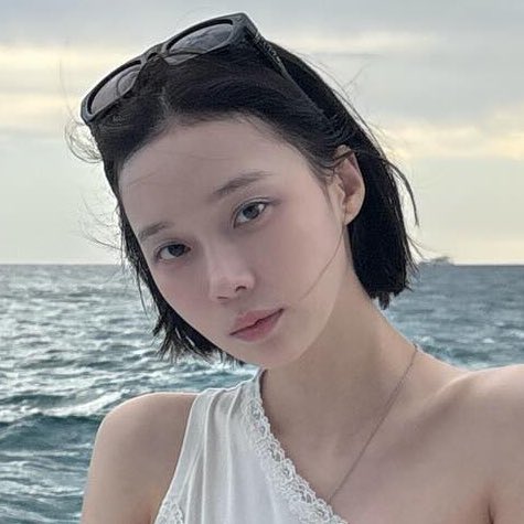 sparklywin's tweet photo. she rly has the most kissable face ever like????? ughhhhhhh https://t.co/23AsuZzT1o
