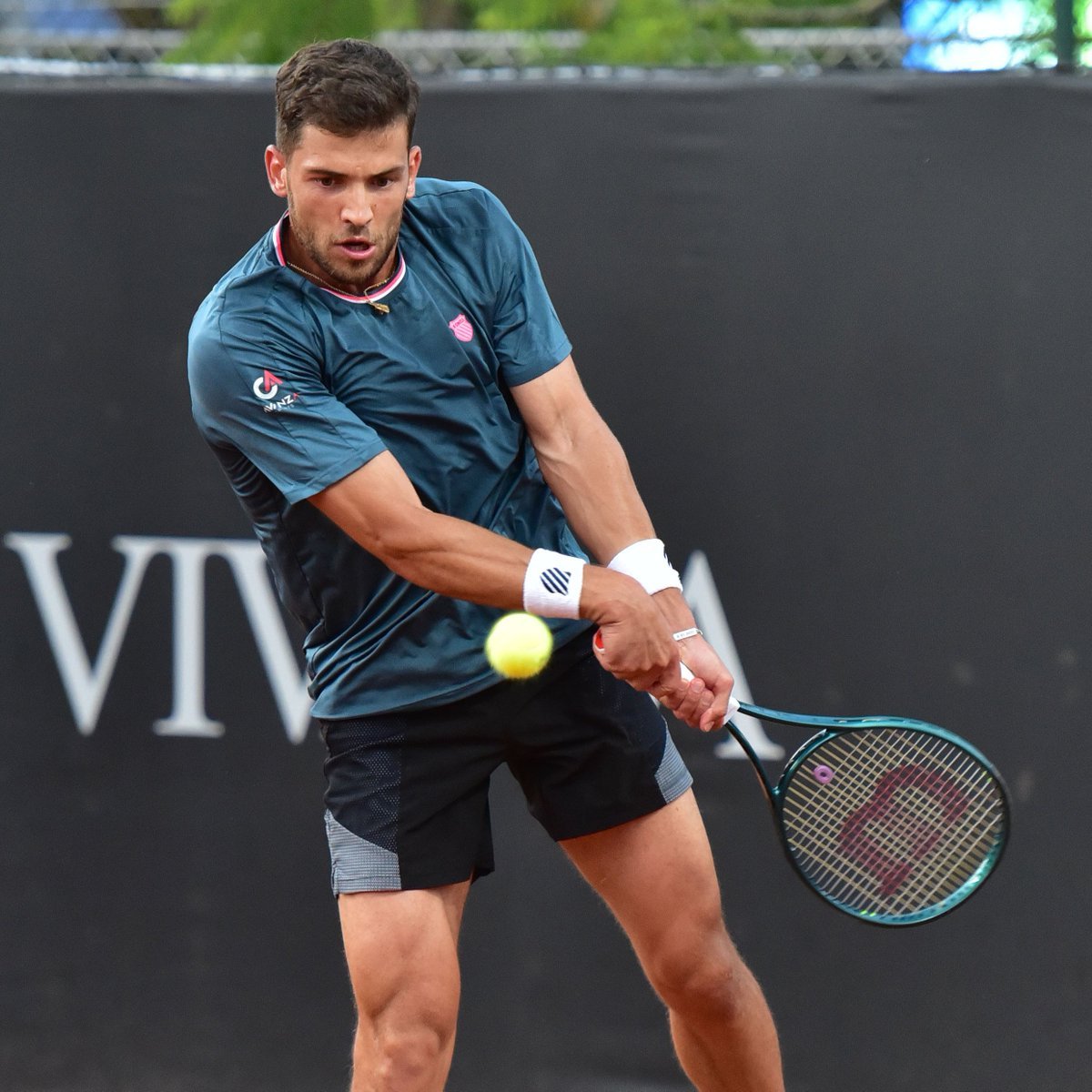 En el día de ayer ocurrió un desagradable suceso.
Nuestro querido Nikolás Sánchez 🇪🇸 recibió distintas amenazas por parte de apostadores antes del partido ante Aboian 🇦🇷 en el Challenger de Rosario, Argentina. 

Debido a ello el partido se retrasó hasta dos horas, y al acabar