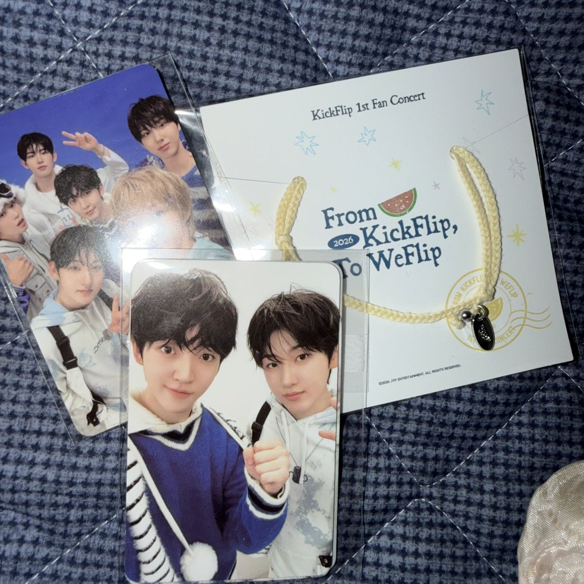 BCSSH's tweet photo. 킥플립 광주 팬콘 위플립존 실팔찌 포카 미개봉set 5.9에 양도합니다 디엠주세요! https://t.co/C2JMlmCshz