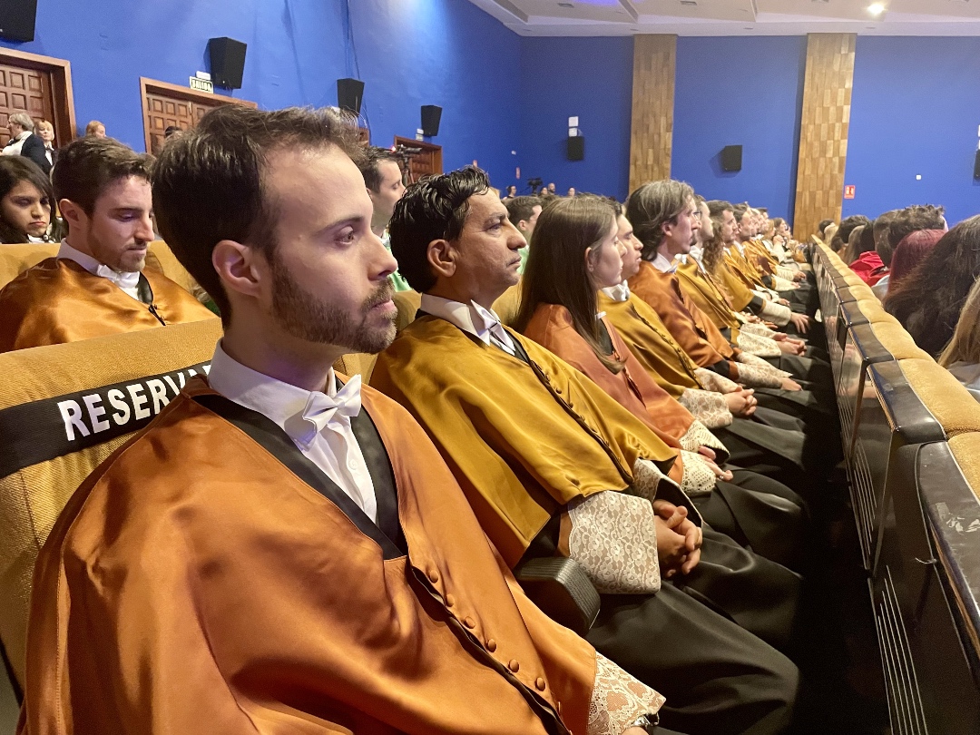 InfoUMA's tweet photo. Salvador Pérez, vicerrector de Doctorado y Posgrado, es el encargado de pronunciar la Laudatio.

👩‍🎓 A continuación, los doctores/as irán subiendo al estrado para la imposición del birrete.

#NuevosDoctoresUMA26 https://t.co/HnRRMu0czv