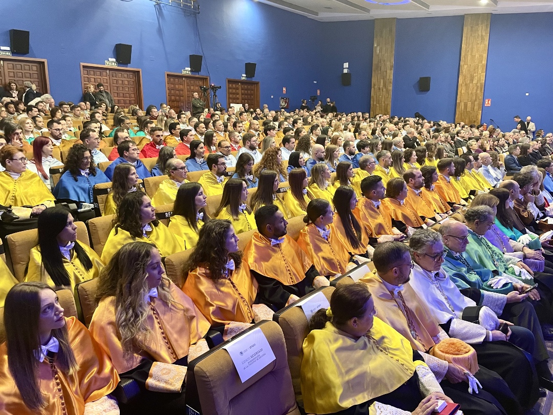 InfoUMA's tweet photo. Salvador Pérez, vicerrector de Doctorado y Posgrado, es el encargado de pronunciar la Laudatio.

👩‍🎓 A continuación, los doctores/as irán subiendo al estrado para la imposición del birrete.

#NuevosDoctoresUMA26 https://t.co/HnRRMu0czv