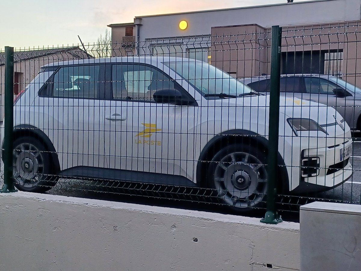 Toyec_PE's tweet photo. Le fait que La Poste ait choisi des R5 BLANCHES alors qu'elle existe en JAUNE pour même pas plus cher est un CRIME CONTRE LE BON GOÛT https://t.co/YJsKEo40is