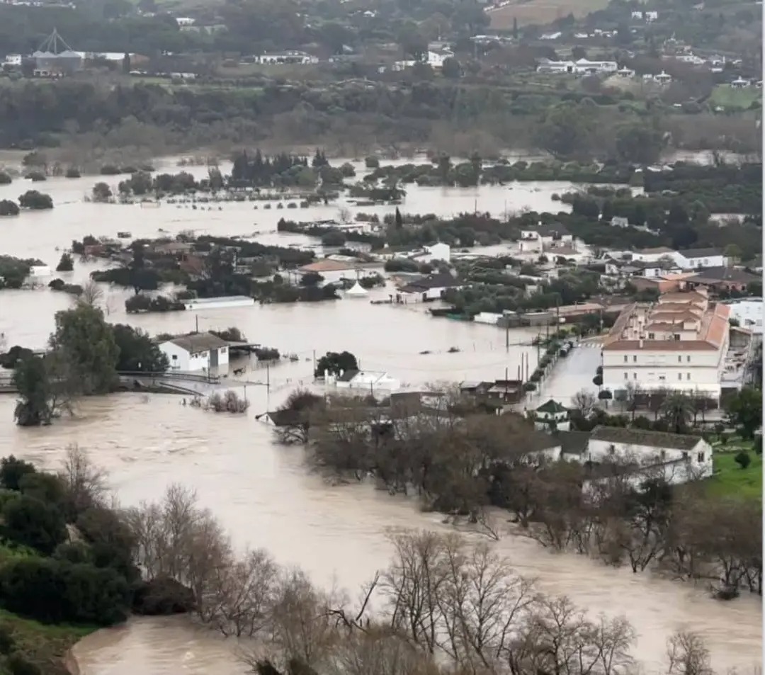 albertomguerra's tweet photo. Mi pueblo, Arcos de la Frontera, ánimos a toda la gente que ha sido desalojada .... Fuerte el abrazo https://t.co/qUCLQg3Ddr