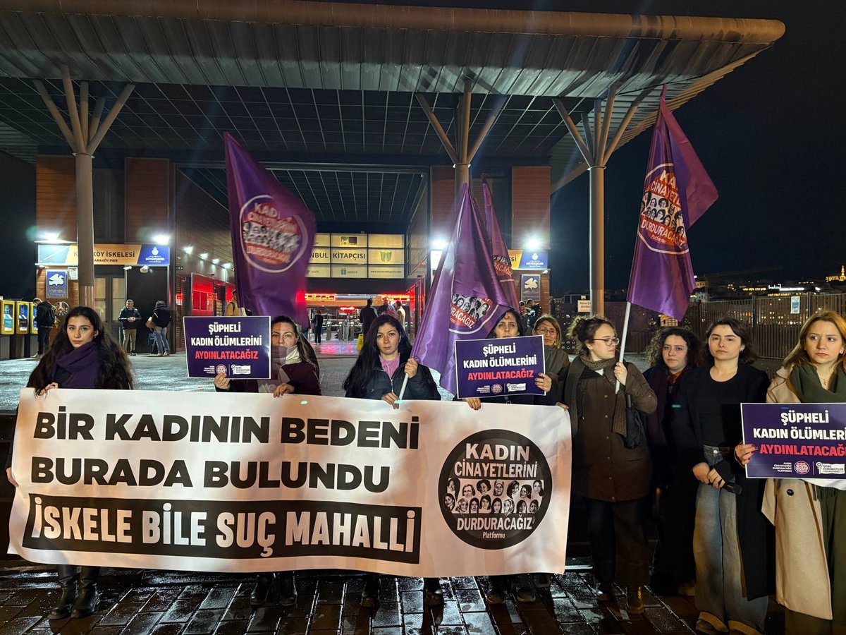 kcdplatformu's tweet photo. Bir kadının cansız bedeninin bulunduğu Karaköy İskelesi'ndeydik. 

Kadınların bedenlerinin denizde, konteynerlerde bulunduğu bu düzeni değiştireceğiz, kadın cinayetlerini durduracağız! https://t.co/gxxGKUC8NF