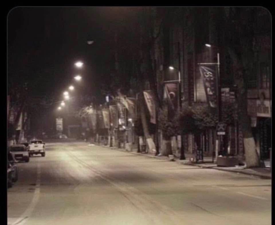 Ay suskun, yıldızlar üzgün..
  Gece sesiz,Malatya durgun..
     #Deprem  6-2-2023
           Malatya.🥀