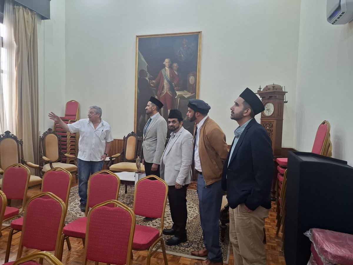 FloridaIDF's tweet photo. El intendente @PajaroEnciso recibió a representantes de la delegación musulmana Ahmadía de Argentina encabezada por Marwan Gill, el representante destacó el vínculo personal mantenido,valoró el intercambio y el diálogo como herramientas para la construcción de acuerdos. https://t.co/yHN9LyBizI