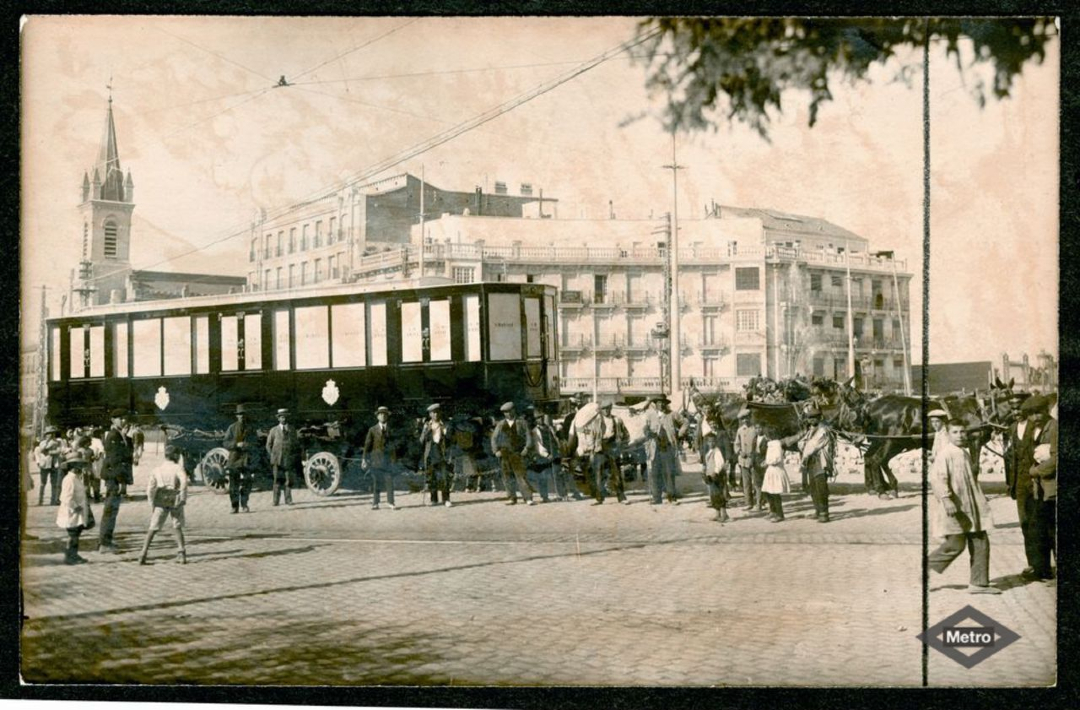 Cuando la llegada de los primeros coches en 1919 era toda una novedad 💭