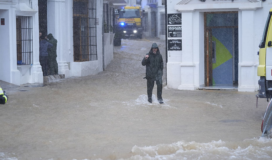 E112Andalucia's tweet photo. 🔴ÚLTIMA HORA | Consulta toda la información del desalojo preventivo de Grazalema, #Cádiz ante el riesgo de hundimiento en el terreno.

▶️Los servicios de emergencia 🚨 proceden a la evacuación ordenada de sus 1.500 vecinos y se habilita una zona de albergue en Ronda, #Málaga.

🗞️Canal de noticias, 👇 
https://t.co/RIGJyYZ5KX