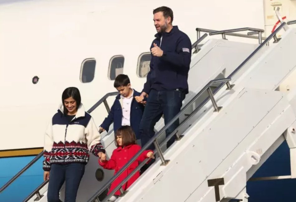14 FUCKING PLANES AND 300 GUARDS 🤦 HOW MUCH DID THIS VANITY TRIP TO ITALY COST THE AMERICAN PEOPLE 😬🤦 YOU ARE NOT WELCOME HERE IN EUROPE JD VANCE 🖕🖕🖕🖕🖕