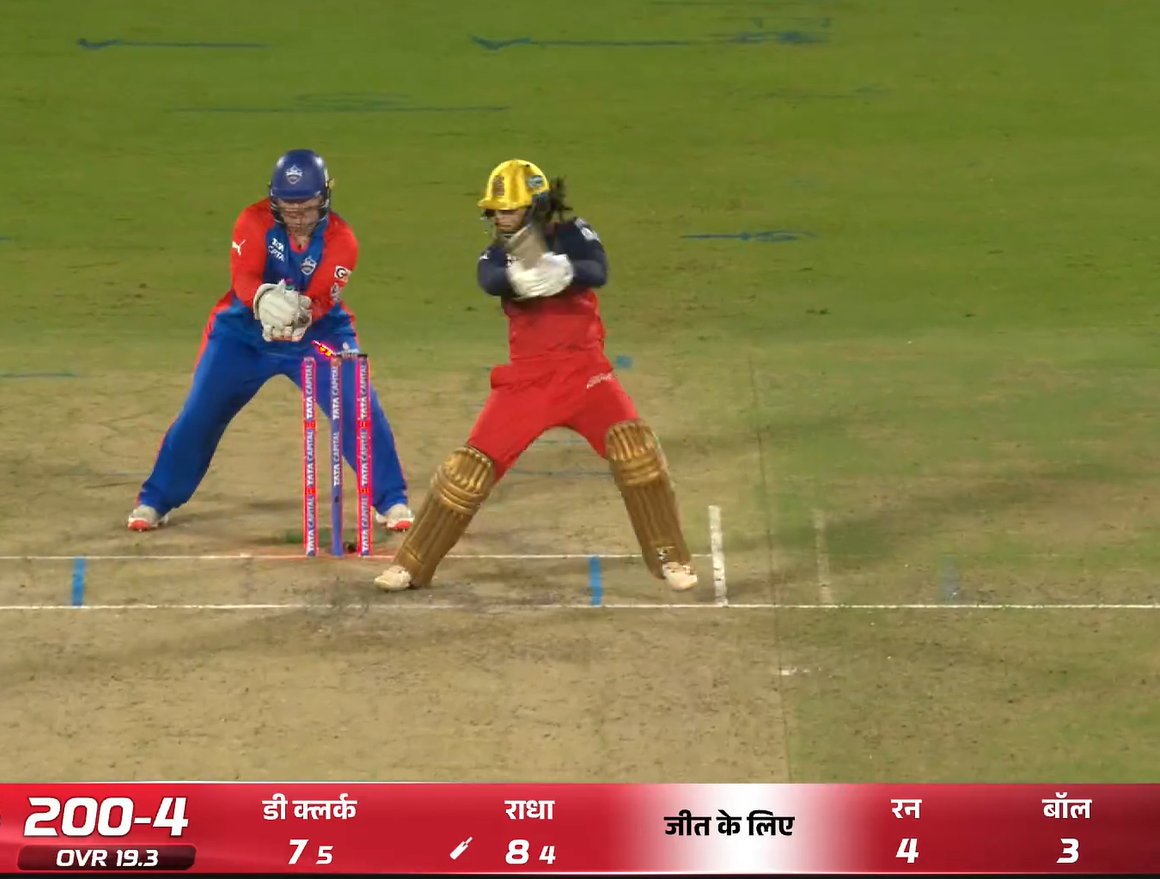 Meeetmaverick's tweet photo. Wait a sec ... what actually happened here?.. is it a hit-wicket? #WPLFinal #DCWvsRCBW https://t.co/pM9CeJRv6t