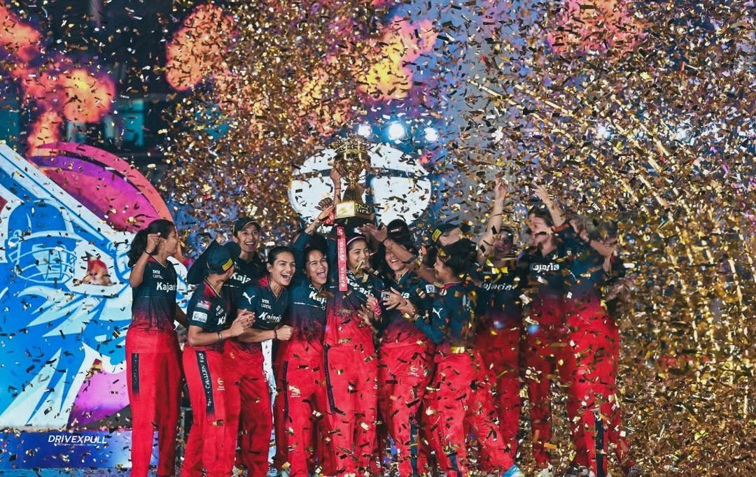 Abhii_thinks's tweet photo. 🏆 RCB WIN 2ND WPL TITLE TROPHY 🏆 

❤️ CONGRATULATIONS RCB AND CAPTAIN SMRITI MANDHANA and Georgia voll for Superb innings.❤️

#WPLFinal #WPL2026 #RCBvsDC #WPL26 #RCBW https://t.co/Y1xPmwdksg