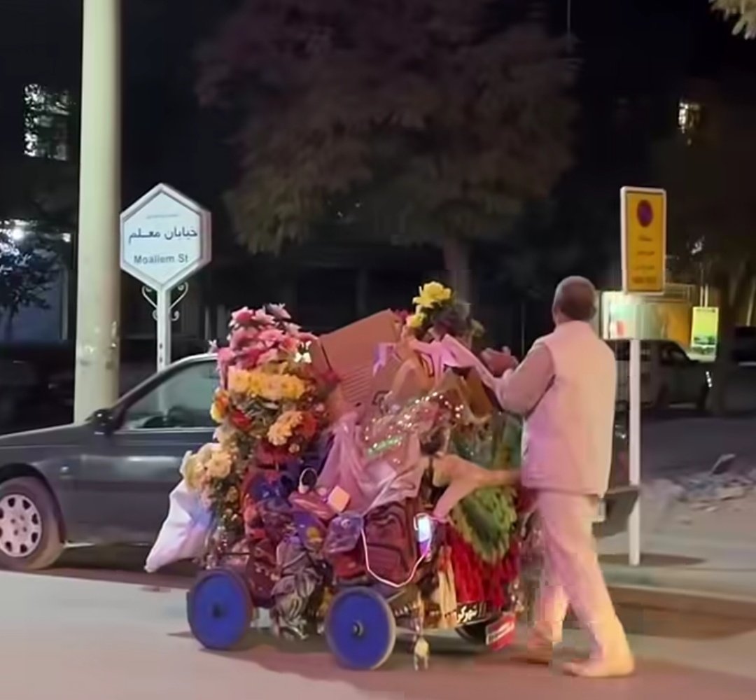 🚨از #محمدعلی_نقدی_پور  هیچ خبری نیست.
🔻جرمش چی بود؟
یه تیکه پارچه سیاه روی گاریش که نون حلال ازش در میورد.

لطفا صدای ایشون باشیم چون آزارشون به کسی نمیرسه.
عمو محمد علی پیرمرد مهربون شهرمون رو بخاطر سیاهپوش کردن گاریش بردن😭
#IranMassacre