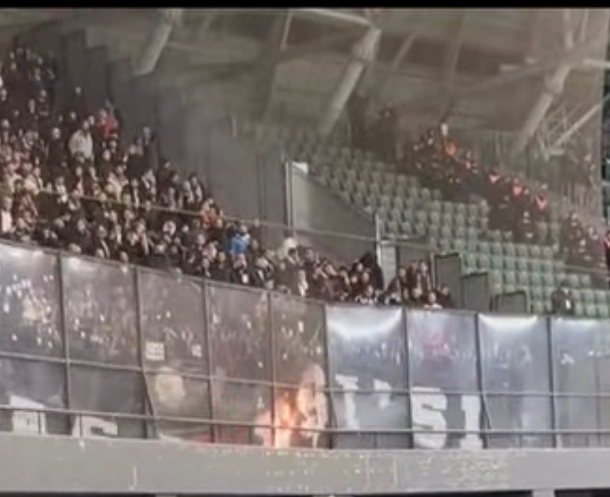varolKS's tweet photo. Lavukların pankartı gitti destek olur musun kardeşim.
Set pankartında 14 şubatta indirim 😂
@89SETOPANKART 
Çarşı delirdi set pankartı istiyor @forzabesiktas https://t.co/OWbAWieECS