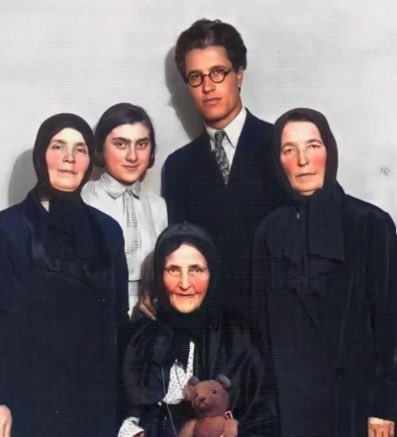 Askeri Tıbbiyeli Hikmet, ardından Muğla Köyceğiz Kuvayı Milliye cephe komutanı Hikmet, sonradan Müslüman komünist Dr. Hikmet Kıvılcımlı anası, teyzesi ve ninesiyle…