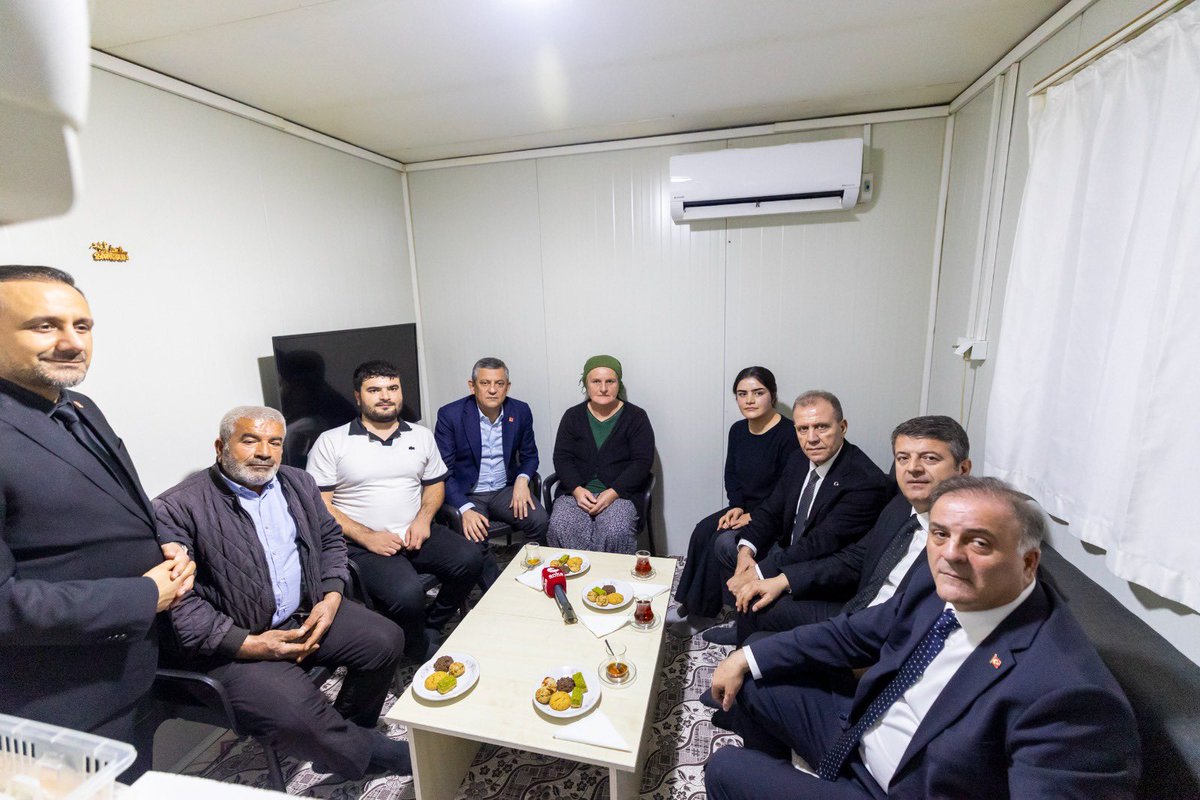 VahapSecer's tweet photo. Bugün Genel Başkanımız Sayın Özgür Özel ile birlikte Adıyaman’daydık. Depremin açtığı yaralar hâlâ çok derin.

Deprem sürecinde o dönem milletvekili olarak büyük emek veren Abdurrahman Tutdere, bugün bu emeğin karşılığı olarak Adıyaman halkı tarafından belediye başkanı seçildi. Mersin Büyükşehir Belediyesi olarak altyapı çalışmaları ve kurduğumuz konteyner kentle ilk günden bu yana sürdürdüğümüz dayanışma, bugün belediyelerimiz arasında güçlü bir iş birliği olarak devam ediyor.

Adıyaman halkının yanında olmaya devam edeceğiz.