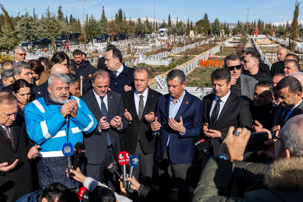 VahapSecer's tweet photo. Bugün Genel Başkanımız Sayın Özgür Özel ile birlikte Adıyaman’daydık. Depremin açtığı yaralar hâlâ çok derin.

Deprem sürecinde o dönem milletvekili olarak büyük emek veren Abdurrahman Tutdere, bugün bu emeğin karşılığı olarak Adıyaman halkı tarafından belediye başkanı seçildi. Mersin Büyükşehir Belediyesi olarak altyapı çalışmaları ve kurduğumuz konteyner kentle ilk günden bu yana sürdürdüğümüz dayanışma, bugün belediyelerimiz arasında güçlü bir iş birliği olarak devam ediyor.

Adıyaman halkının yanında olmaya devam edeceğiz.