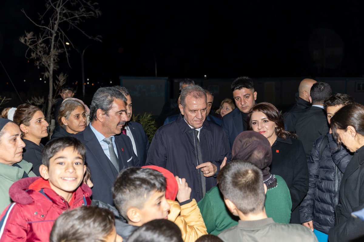 VahapSecer's tweet photo. Bugün Genel Başkanımız Sayın Özgür Özel ile birlikte Adıyaman’daydık. Depremin açtığı yaralar hâlâ çok derin.

Deprem sürecinde o dönem milletvekili olarak büyük emek veren Abdurrahman Tutdere, bugün bu emeğin karşılığı olarak Adıyaman halkı tarafından belediye başkanı seçildi. Mersin Büyükşehir Belediyesi olarak altyapı çalışmaları ve kurduğumuz konteyner kentle ilk günden bu yana sürdürdüğümüz dayanışma, bugün belediyelerimiz arasında güçlü bir iş birliği olarak devam ediyor.

Adıyaman halkının yanında olmaya devam edeceğiz.