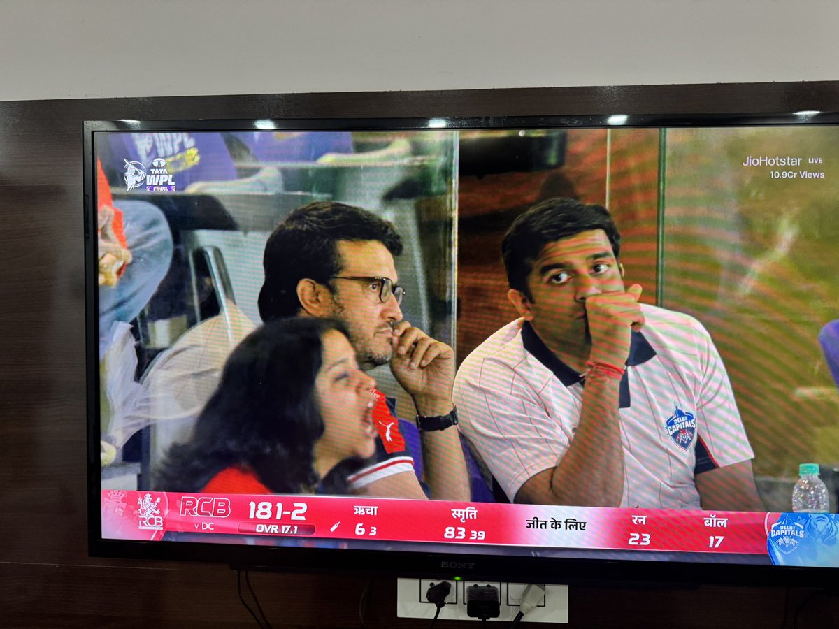 HemantGulia's tweet photo. Panoti can’t let @DelhiCapitals win another finals.Yaha toh vaise bhi haarna tha,because @SGanguly99 you were again messing up with the number 18😂 #WPLFinal #SmritiMandhana #ViratKohli𓃵 #RCB 🏆 https://t.co/yc7NO0jHil