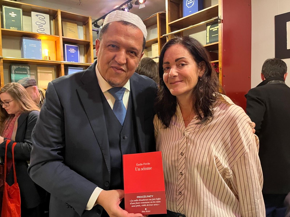 Imam1chalghoumi's tweet image. Bravo à @EmilieFreche pour son livre Un séisme.
Un travail remarquable de documentation et de mise en perspective du procès Samuel Paty, mené avec rigueur et courage constant, enrichi de dessins et d’illustrations.
Un livre nécessaire et précieux. Merci pour ce travail.