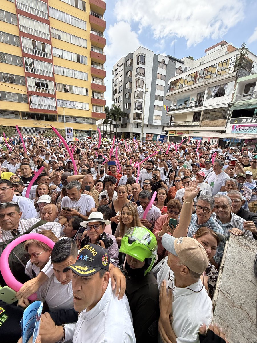 AlvaroUribeVel's tweet image. Gracias Armenia: Paloma la primera mujer Presidente.