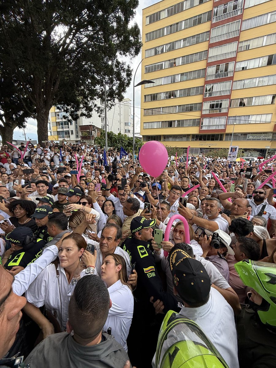 AlvaroUribeVel's tweet image. Gracias Armenia: Paloma la primera mujer Presidente.