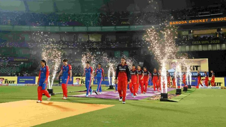 SeenaVn's tweet photo. #WPLFinal #EESALAKOODACUPNAMDU Well done #RCB https://t.co/CwBxBkR1wj
