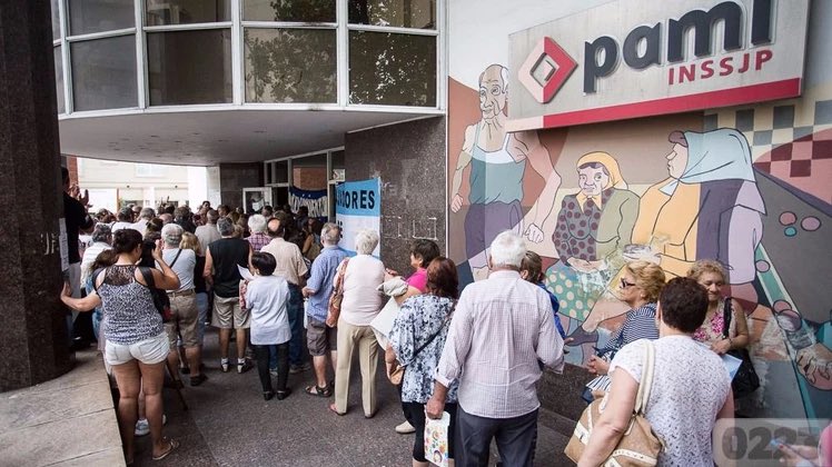 PabloTodero's tweet photo. JUBILADOS SIN COBERTURA DE PAMI

Atención! Grave alerta en salud para jubilados de la Patagonia clínicas y sanatorios le dieron un ultimátum a PAMI.
DESDE el 10 de FEBRERO de 2026, SUSPENDERÁN SERVICIOS si no regularizan la deuda acumulada y actualizan aranceles. 
La situación es crítica: atrasos de pagos (un mes en ambulatorias), depreciación arancelaria por inflación PAMI representa 40% de sus ingresos.
Empezarán con prestaciones ambulatorias y programadas, preservando urgencias al principio, pero si no hay respuesta, ¡SUSPENSION TOTAL SERÁ INEVITABLE! Esto afectará directamente a miles de jubilados y pensionados que dependen de estas instituciones para atención esencial.
Exigen: regularización inmediata de deudas, reunión urgente y mesa técnica para aranceles sostenibles.
No es capricho: es consecuencia de no poder pagar salarios ni sostener operaciones. El silencio del PAMI pone en riesgo la salud de nuestros mayores en la región.
¡Urgente que el director Esteban Leguizamo y @JMilei actúen YA! No dejemos sin cobertura a quienes más la necesitan. 💉🏥 #PAMI #SaludJubilados #Patagonia #LaPampa #Neuquen #RioNegro #Chubut #SantaCruz #TierraDelFuego