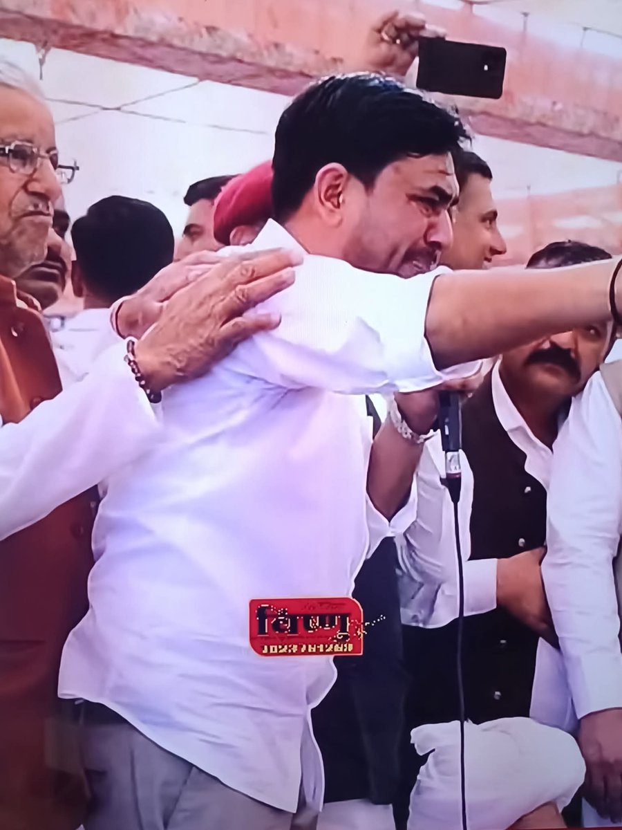 इस बंदे ने आज राजनीती को उलटे मुँह पटक दिया....
वाह भाई सुभाष आप जैसे मर्दों की वर्तमान नपुंसक राजनीती में जरूरत है....
<a href="/Subhash_khara/">Subhash Bishnoi</a>