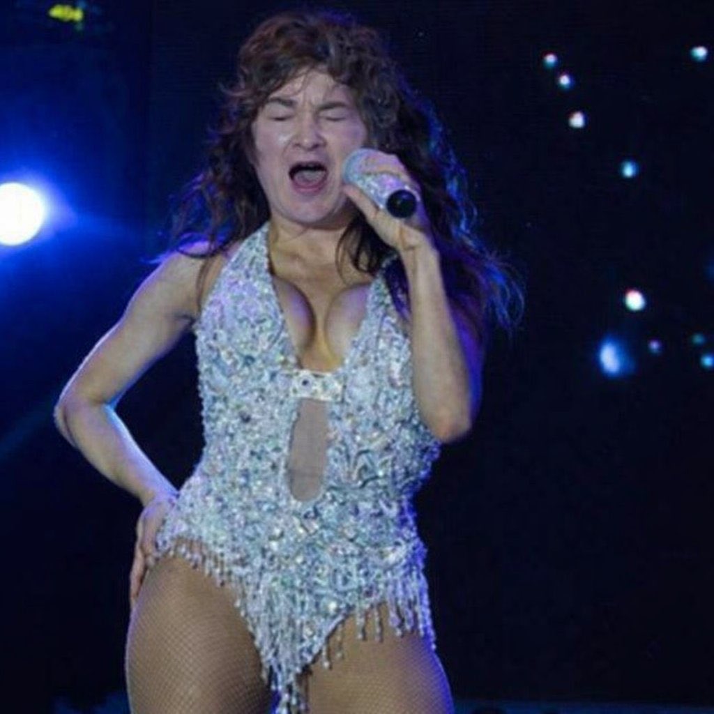 TENGO MIEDO QUE LA MANDEN A SECUESTRAR A LALI Y EN EL COSQUIN APAREZCA ESTÁ