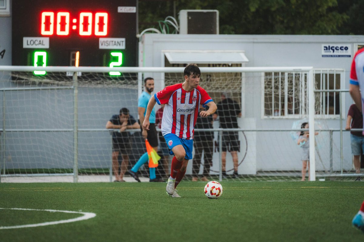 UEO1921's tweet photo. ❤️🩹 𝙈𝙤𝙡𝙩𝙨 𝙖̀𝙣𝙞𝙢𝙨, 𝙉𝙞𝙡!
🚑 Nil Plana, defensa del @cfstjaume i tècnic del #Sub12A de @UEOplanter, s'ha trencat els lligaments encreuats del genoll esquerre.
🙏 Tornaràs més fort i estarem al teu costat. Et desitgem una bona recuperació!
#FilialUEO #OrgullGarrotxí https://t.co/suKqYWCwiP