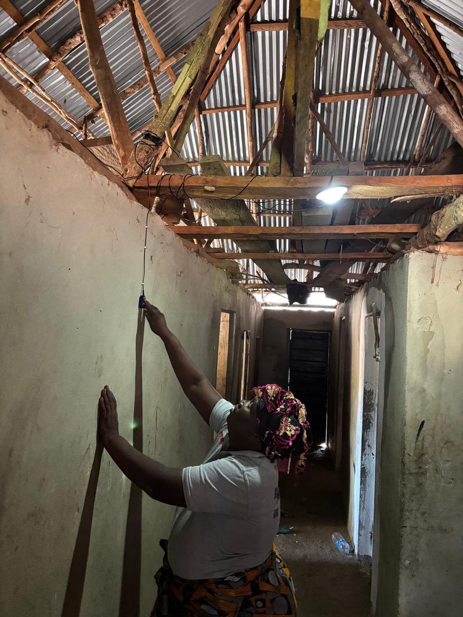 IcelandinSalone's tweet image. Great to witness the installation of solar kits in rural Kambia with @IrlEmbFreetown &amp;amp; @trocaire today. Inspiring to hear from beneficiaries how clean energy is improving lives &amp;amp; opening up new opportunities ☀️🇸🇱⚡️

#LiteSalone #KADDRO #EasySolar