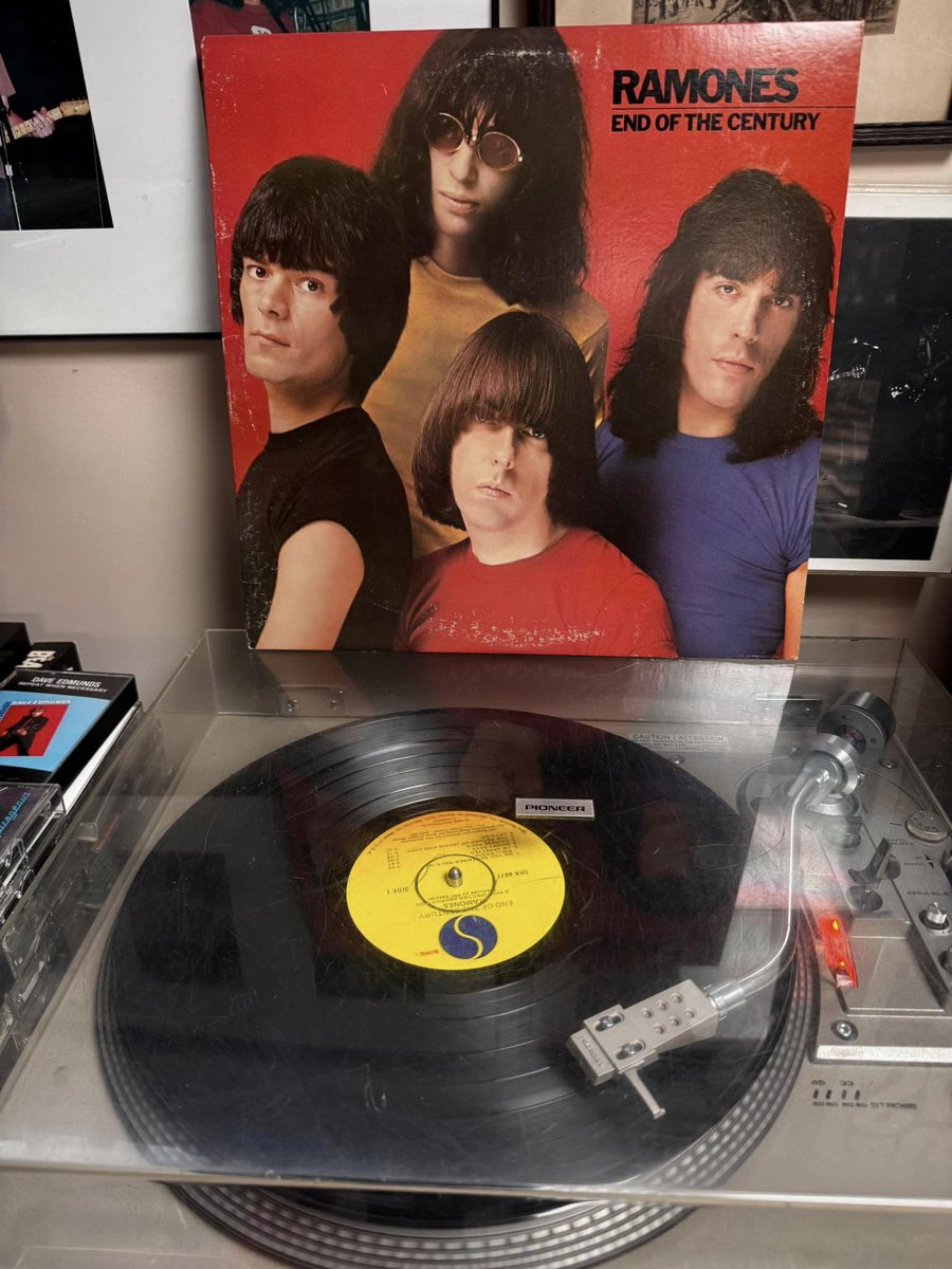 📷 5 février 1980, sortie de End of the Century des #Ramones produit par Phil Spector.
C'est le début d'une nouvelle ère et les Ramones, icônes du punk brut, sont entrés en studio avec un producteur improbable : Phil Spector, l'architecte du "Mur du Son". Le choc est immédiat.