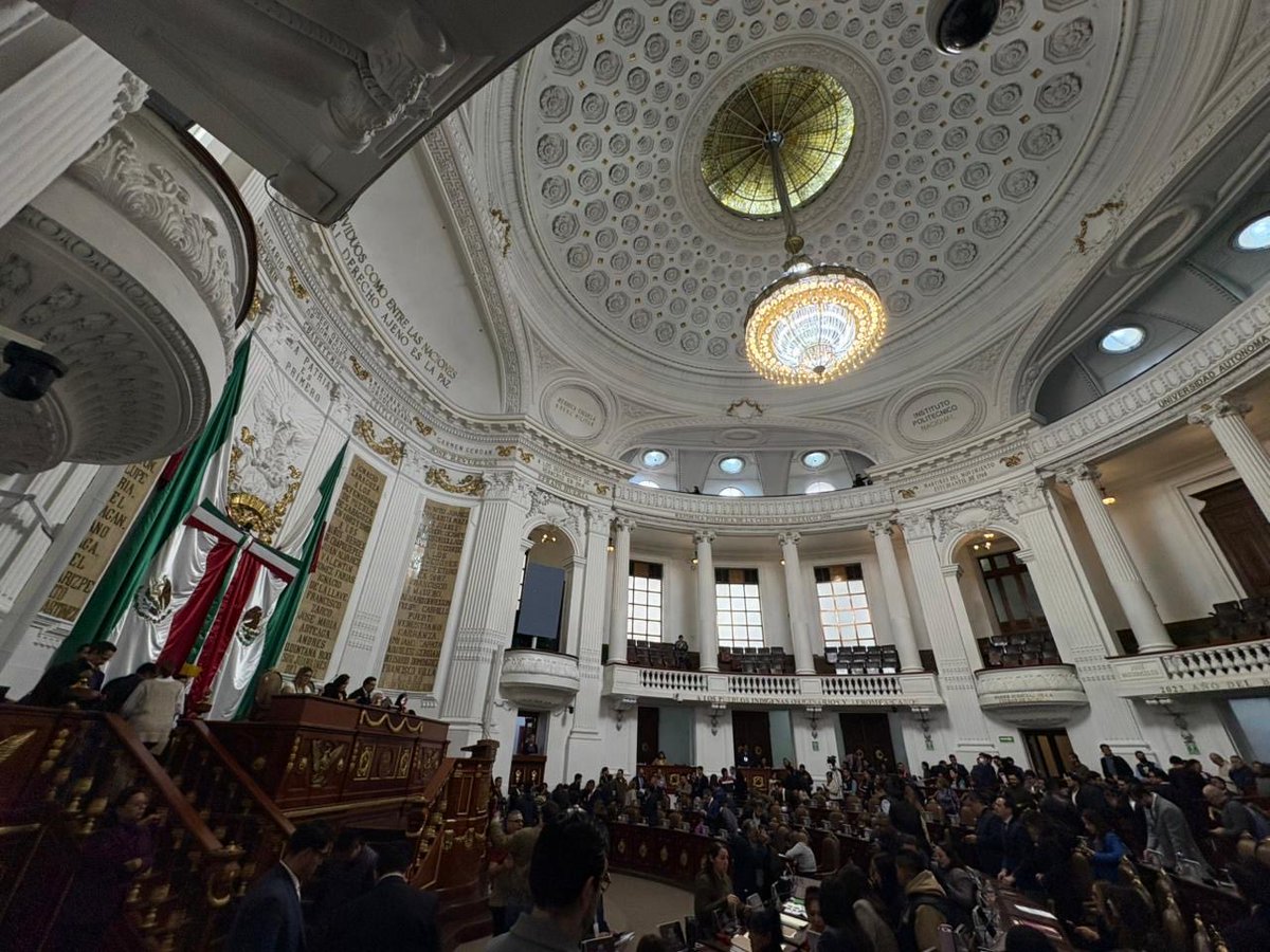 AriasNora's tweet photo. Hoy en Sesión Solemne del @Congreso_CdMex 

En la #CDMX este #5deFebrero tiene un significado todavía más profundo, porque aquí no solo conmemoramos la Constitución, sino la CONSTITUCIÓN de la CIUDAD DE MÉXICO, nacida de la pluralidad, del debate democrático y la exigencia histórica. 

La CONSTITUCIÓN, NO se honra sólo citándola, se honra CUMPLIÉNDOLA. 

NO SIRVE de nada hablar de DEMOCRACIA, si se toman decisiones en lo oscurito. 

NO SIRVE  de nada invocar la LEY, si se interpreta de manera discrecional, como lo hizo el Instituto Electoral de la Ciudad de México (@iecm ), el viernes 23 de enero por la noche. 

Desde el Grupo  Parlamentario del #PRD
No aceptamos que se debilite el espíritu democrático que dió origen a la Constitución.

Defender nuestra Constitución, significa Garantizar DERECHOS. 
#AniversarioDeLaConstitucion 
#ConstituciónCDMX