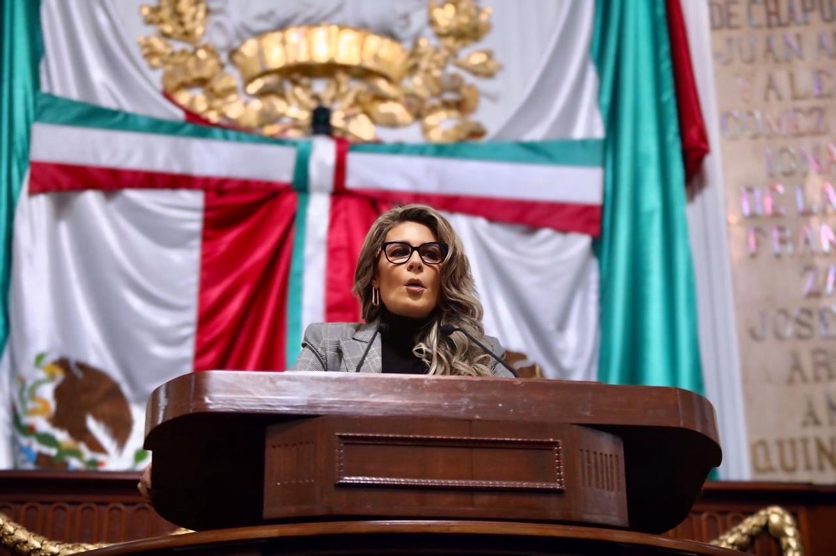 AriasNora's tweet photo. Hoy en Sesión Solemne del @Congreso_CdMex 

En la #CDMX este #5deFebrero tiene un significado todavía más profundo, porque aquí no solo conmemoramos la Constitución, sino la CONSTITUCIÓN de la CIUDAD DE MÉXICO, nacida de la pluralidad, del debate democrático y la exigencia histórica. 

La CONSTITUCIÓN, NO se honra sólo citándola, se honra CUMPLIÉNDOLA. 

NO SIRVE de nada hablar de DEMOCRACIA, si se toman decisiones en lo oscurito. 

NO SIRVE  de nada invocar la LEY, si se interpreta de manera discrecional, como lo hizo el Instituto Electoral de la Ciudad de México (@iecm ), el viernes 23 de enero por la noche. 

Desde el Grupo  Parlamentario del #PRD
No aceptamos que se debilite el espíritu democrático que dió origen a la Constitución.

Defender nuestra Constitución, significa Garantizar DERECHOS. 
#AniversarioDeLaConstitucion 
#ConstituciónCDMX