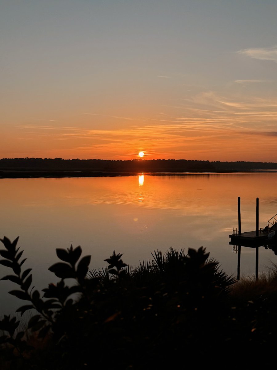 Proof that the Lowcountry doesn’t need a filter. Just salt air, shifting tides, and a sky on fire. 🌅

Start planning your trip to the Heart of the Lowcountry here: bit.ly/4pieJGv

📷 IG: jeffersonfuentes