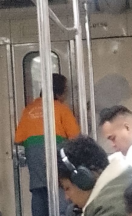 erickduranmx's tweet photo. Ellos ganan 3 pesos por limpiar las chingaderas que tus hijos idiotas hacen en el @MetroCDMX ahí es donde debe estar la @SSC_CDMX para evitar y sancionar. No para EXTORSIONAR a los usuarios @AdrianRubalcava
 Educación, respeto desde casa. https://t.co/0KCiNcIENz