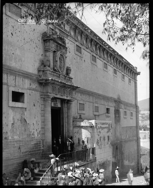 InahCentro's tweet photo. #Lafotodelasemana
Acceso principal de la #AlhóndigadeGranaditas, Colección Culchuacán, #Guanajuato, Guanajuato, México, ca. 1910, Inv. 361517 #INAH #INAHvirtual #SINAFO https://t.co/aW9cYKCrzF