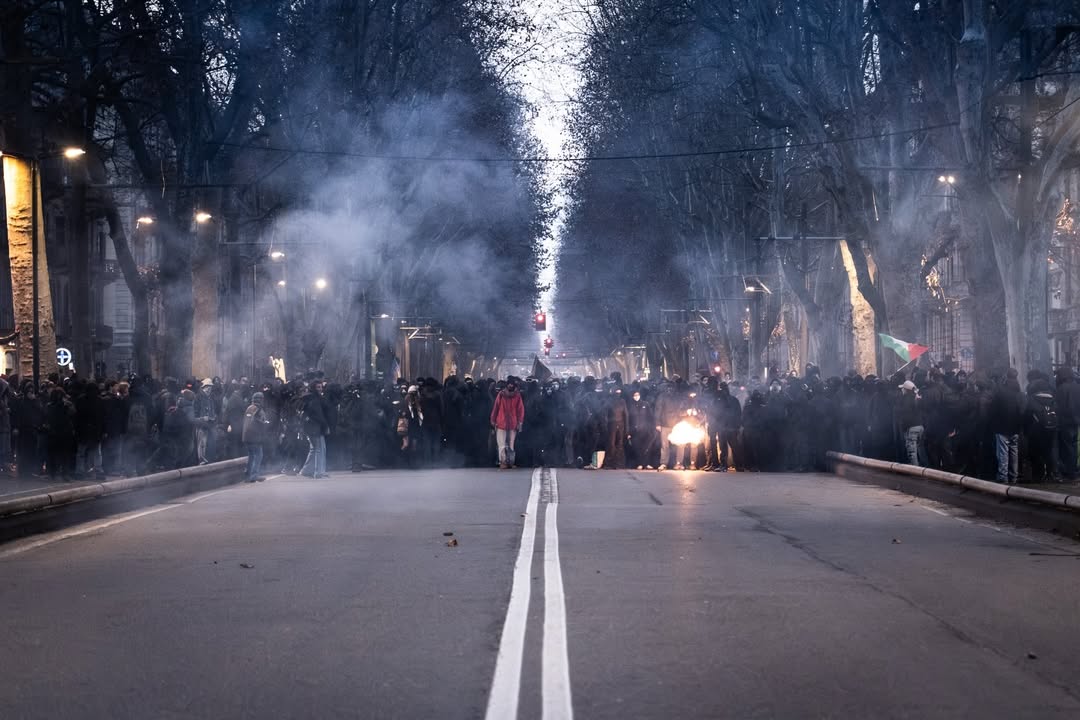 "La chiesa e lo stato,
l'ingorda borghesia,
contendono al creato
di libertà la via,
ma presto i dì verranno
che papa, re e signori
coi birri lor cadranno
per man dei malfattori."

Ⓐ
#Torino #Askatasuna