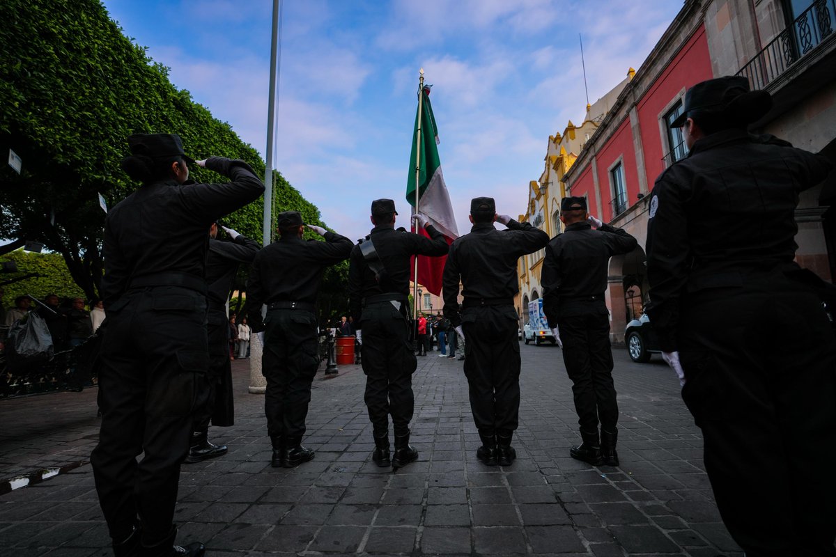 ENTORNO_INFORMA's tweet photo. #Celaya | En el marco de la conmemoración por el 109 aniversario de la Constitución Política de los Estados Unidos Mexicanos, el alcalde Juan Miguel, encabezó el acto cívico, donde recordó principios e ideales que motivaron el surgimiento de la Carta Magna. https://t.co/tY9FpFaamx