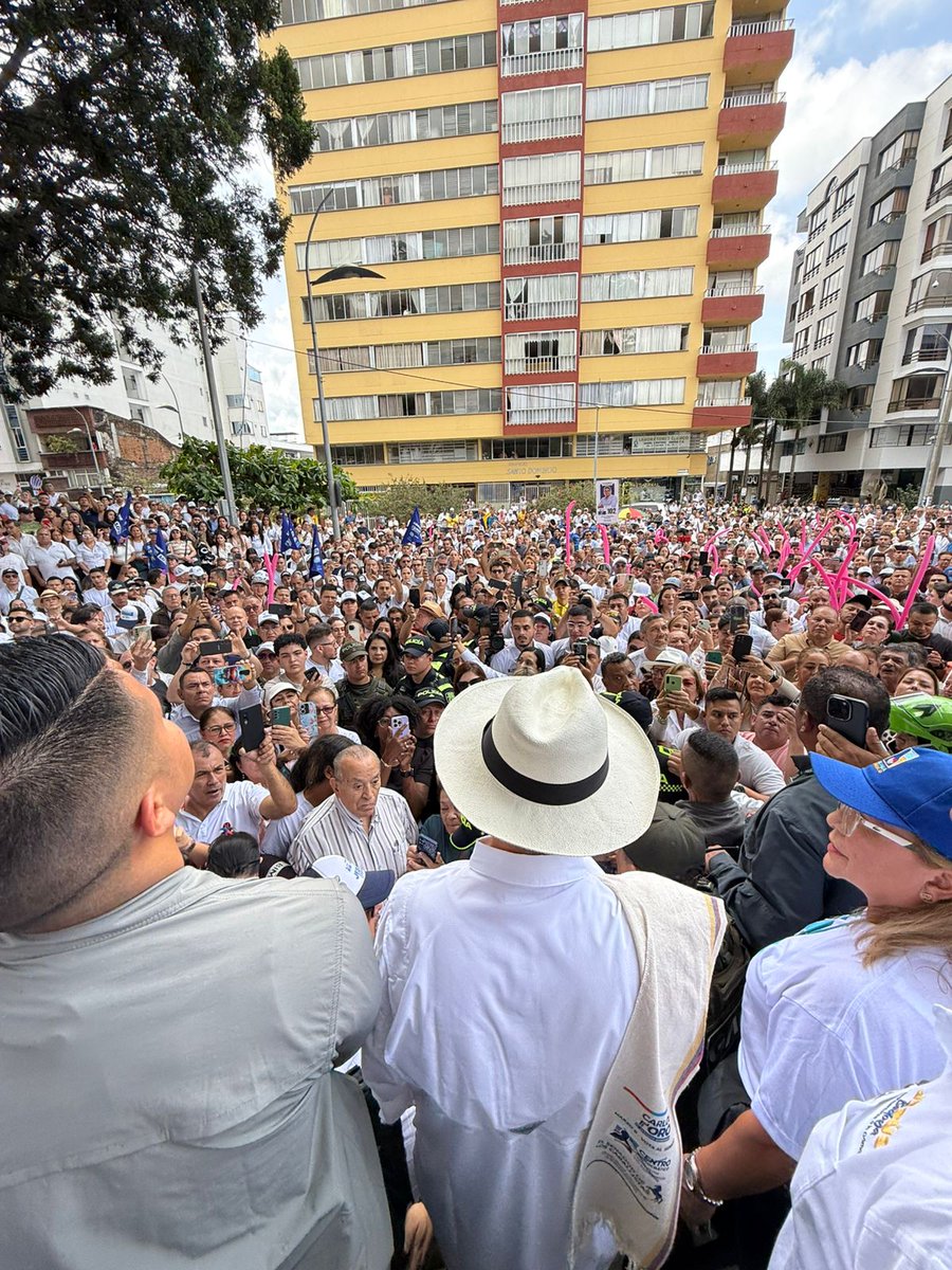 Leti_Ariza's tweet image. Lo de Uribe ayer en Armenia estuvo apoteósico. 🤠