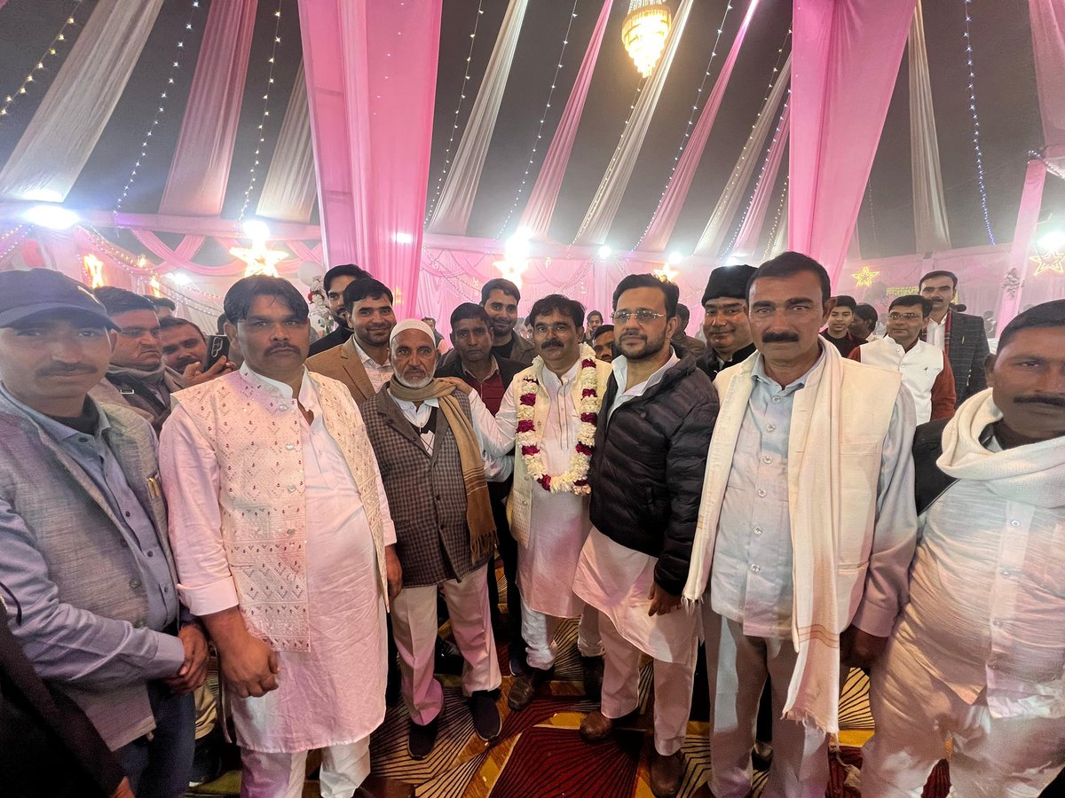 AhadkhanSp's tweet photo. आज पूर्व कैबिनेट मंत्री बड़े भाई जनाब यासर शाह जी ने जनपद बहराइच की विभिन्न शादी समारोह में शामिल होकर अपनी मुबारकबाद दी और सभी अपनों से मुलाक़ात की।
@yasarshah_SP 
@yadavakhilesh 
@SP_Prahari https://t.co/OLSc7TSS41