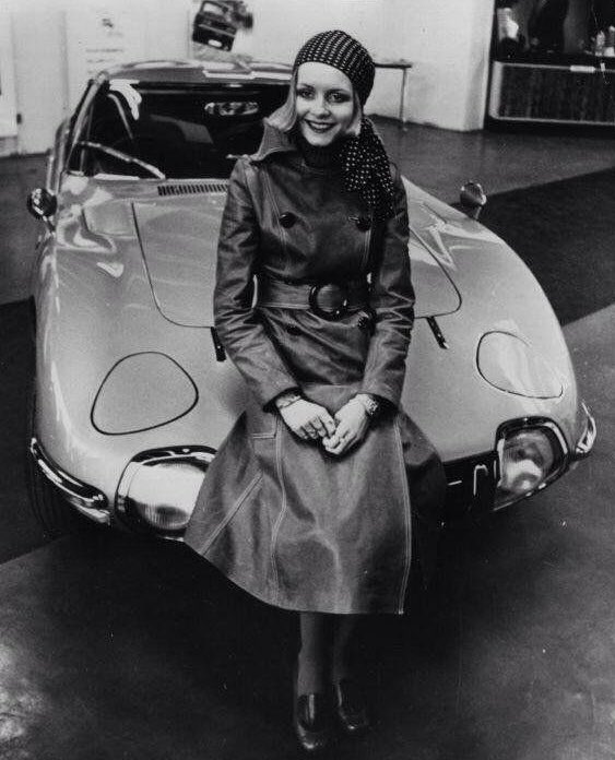 JapaneseIcons's tweet image. It’s another #ThrowbackThursday, and here’s the wonderful Twiggy with her Toyota 2000GT, the 1967 Tokyo Motor Show Car. The 2000GT was generously gifted to her by Toyota, who hired her to model the car on the Tokyo Show stand. 

📷 Rob Beddington collection. 

#Toyota2000GT