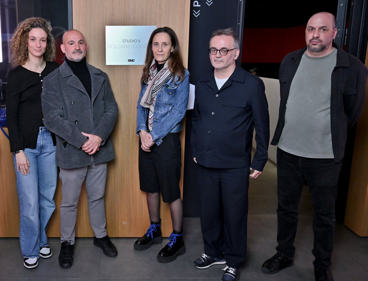 Pendant plus de 20 ans, Rolland Courbis a marqué de son empreinte la vie de l’antenne de <a href="/RMCInfo/">RMC</a> 

Pour lui rendre hommage, RMC a choisi de baptiser son studio principal : « Studio 5 - Rolland Courbis »  en présence de sa famille, ses amis, Karim Nedjari DG RMC, ses collègues