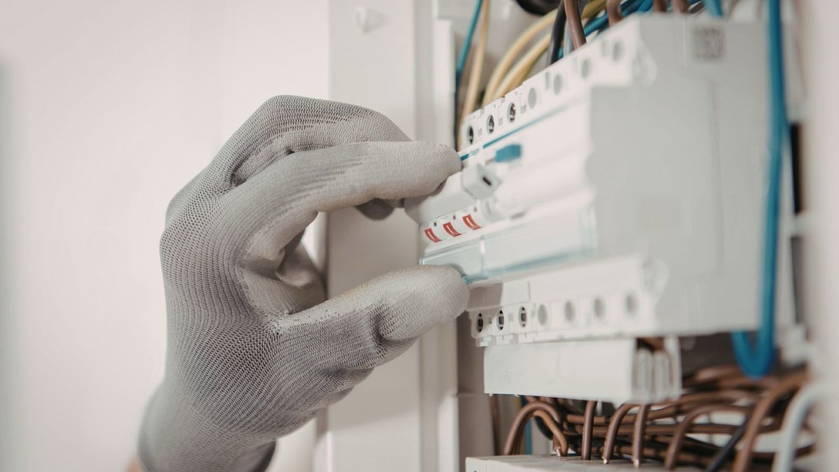 ambiafme's tweet photo. ⚡📋@FenieInstalad detalla el marco normativo que afectará al sector de las instalaciones en 2026.

El análisis se centra en las nuevas exigencias de #eficienciaenergética y digitalización que las empresas instaladoras deben integrar en su operativa.

https://t.co/2pWuyTXX4s https://t.co/laI9R7k6ue